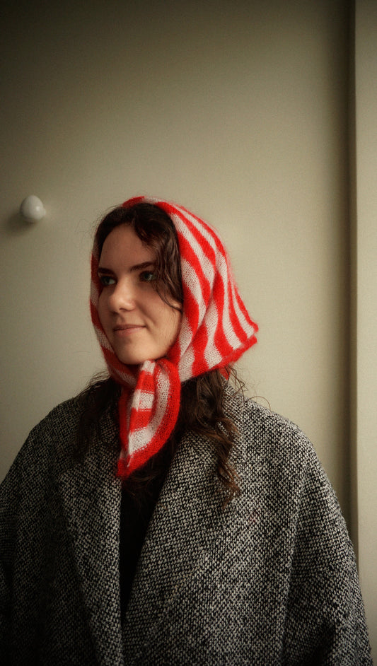 Head scarf red light marzipan
