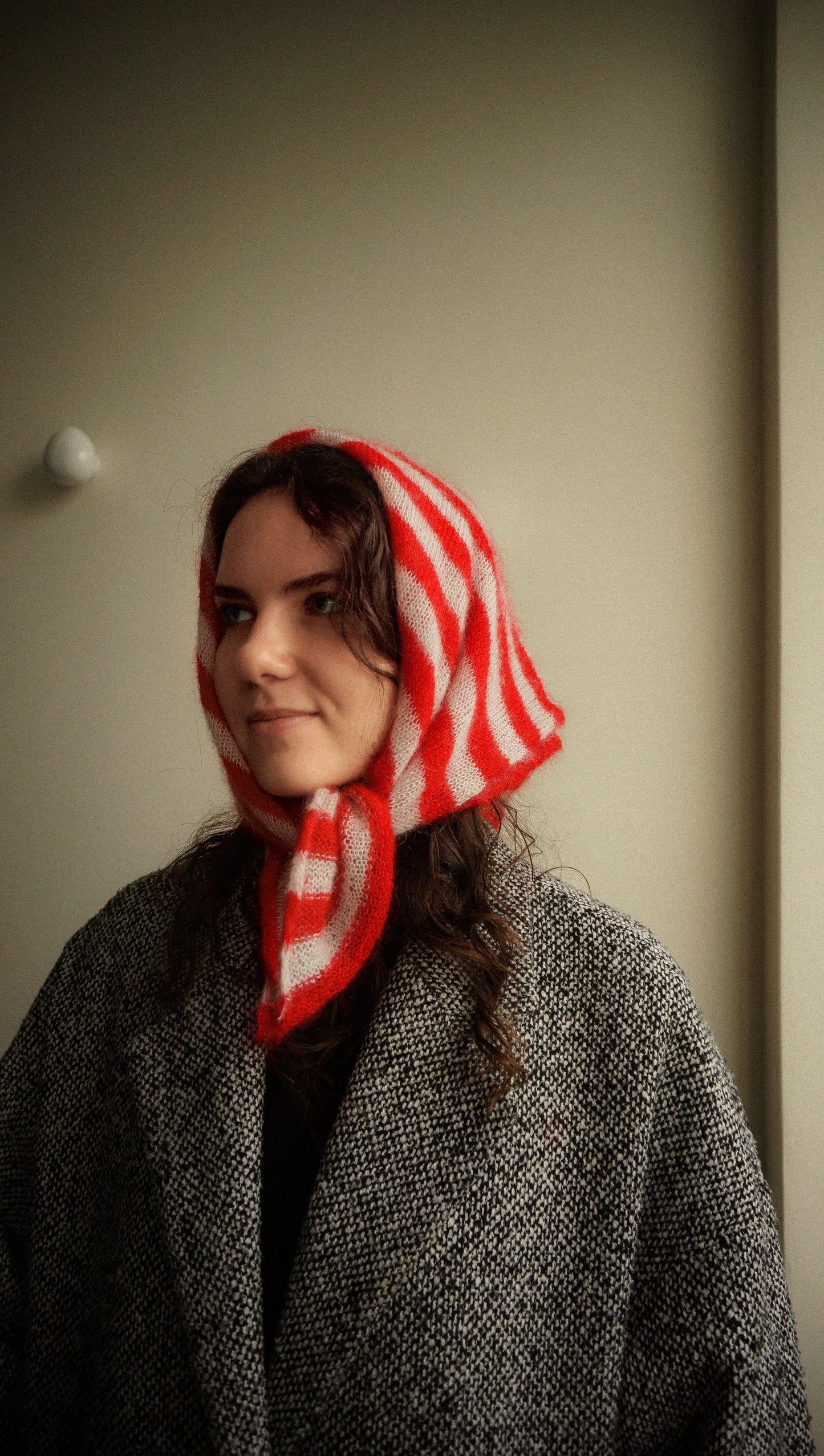 Head scarf red light marzipan