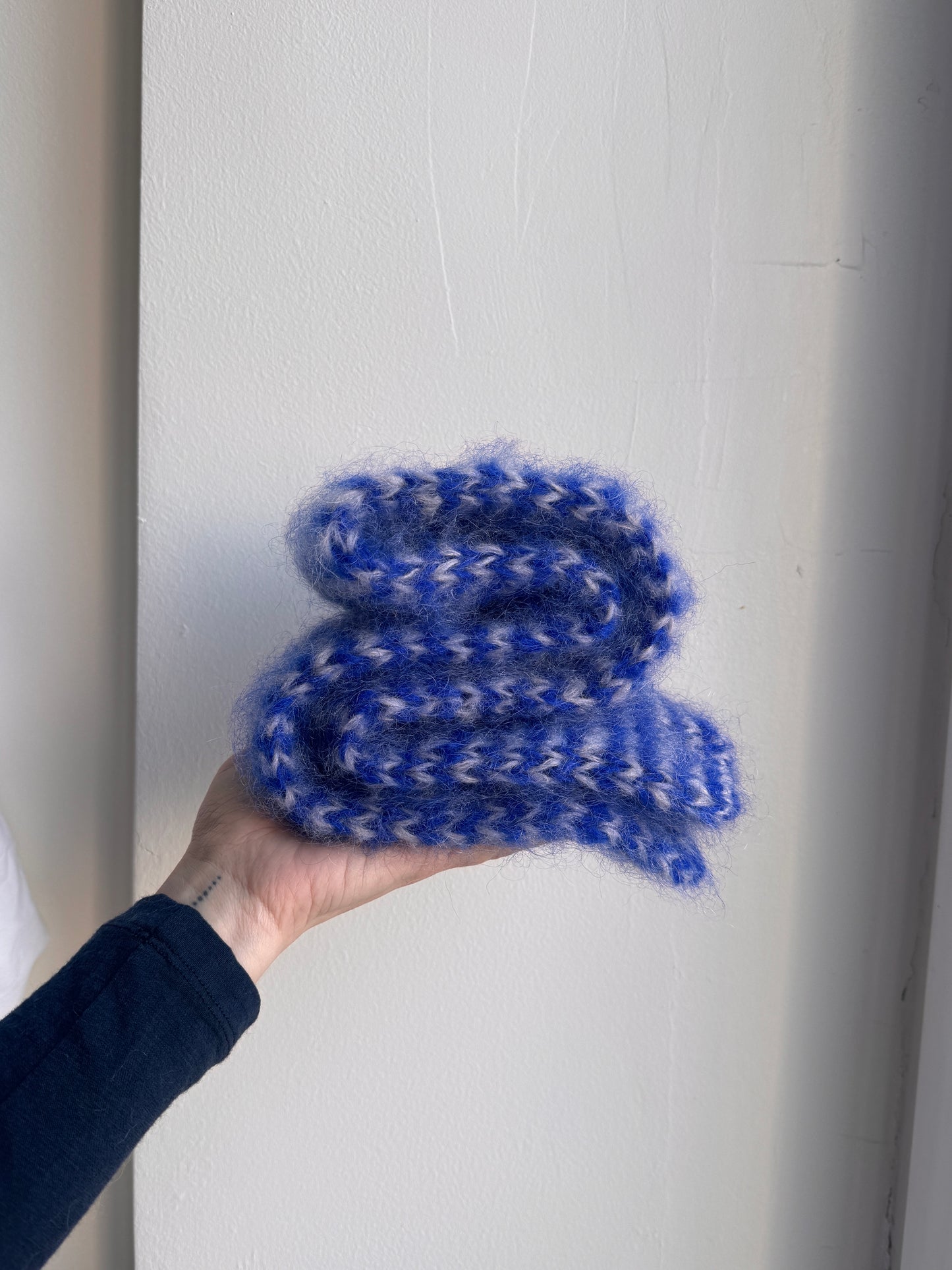 LEO scarf blue white stripes