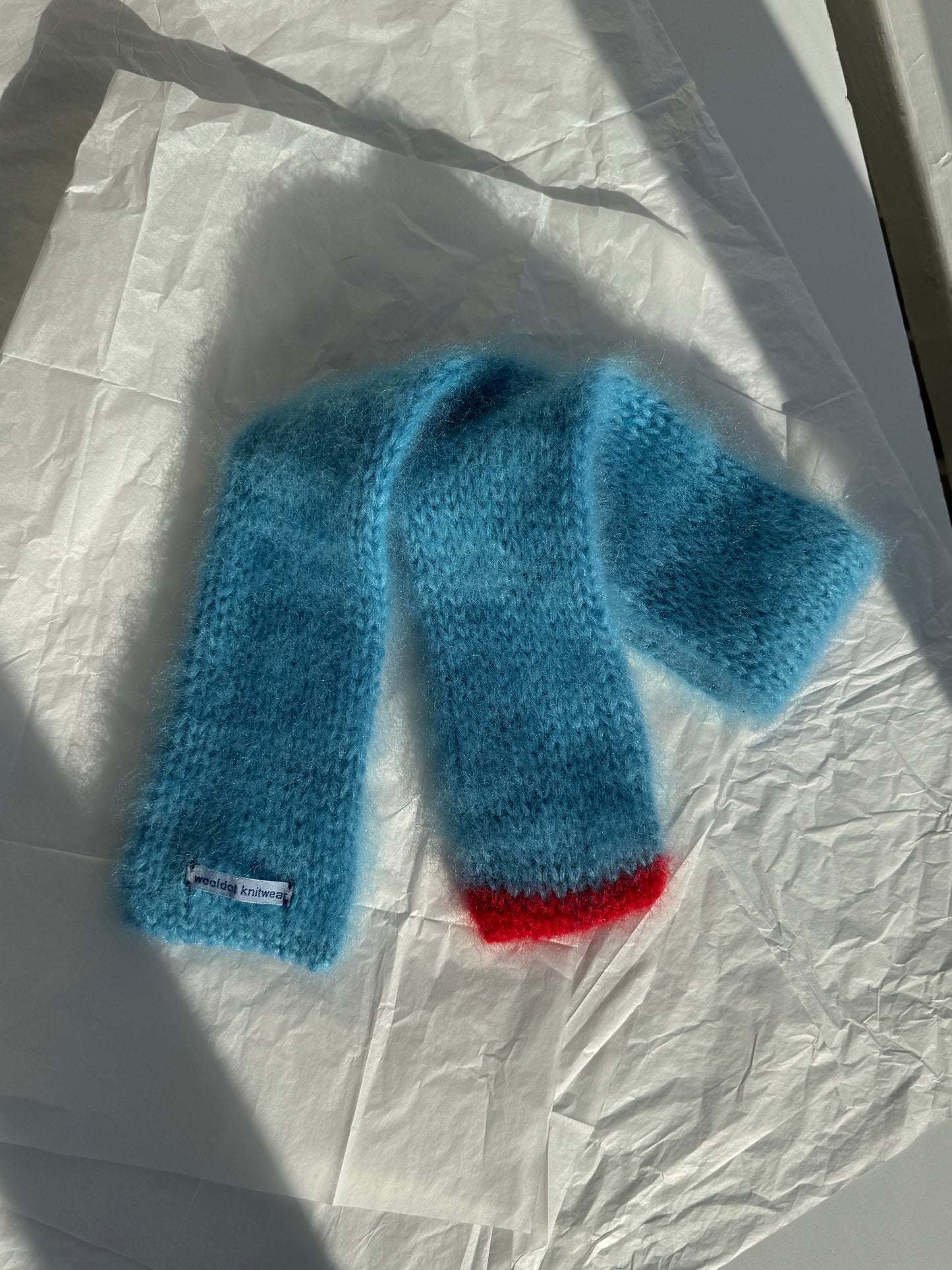 LEO scarf light blue with red tip